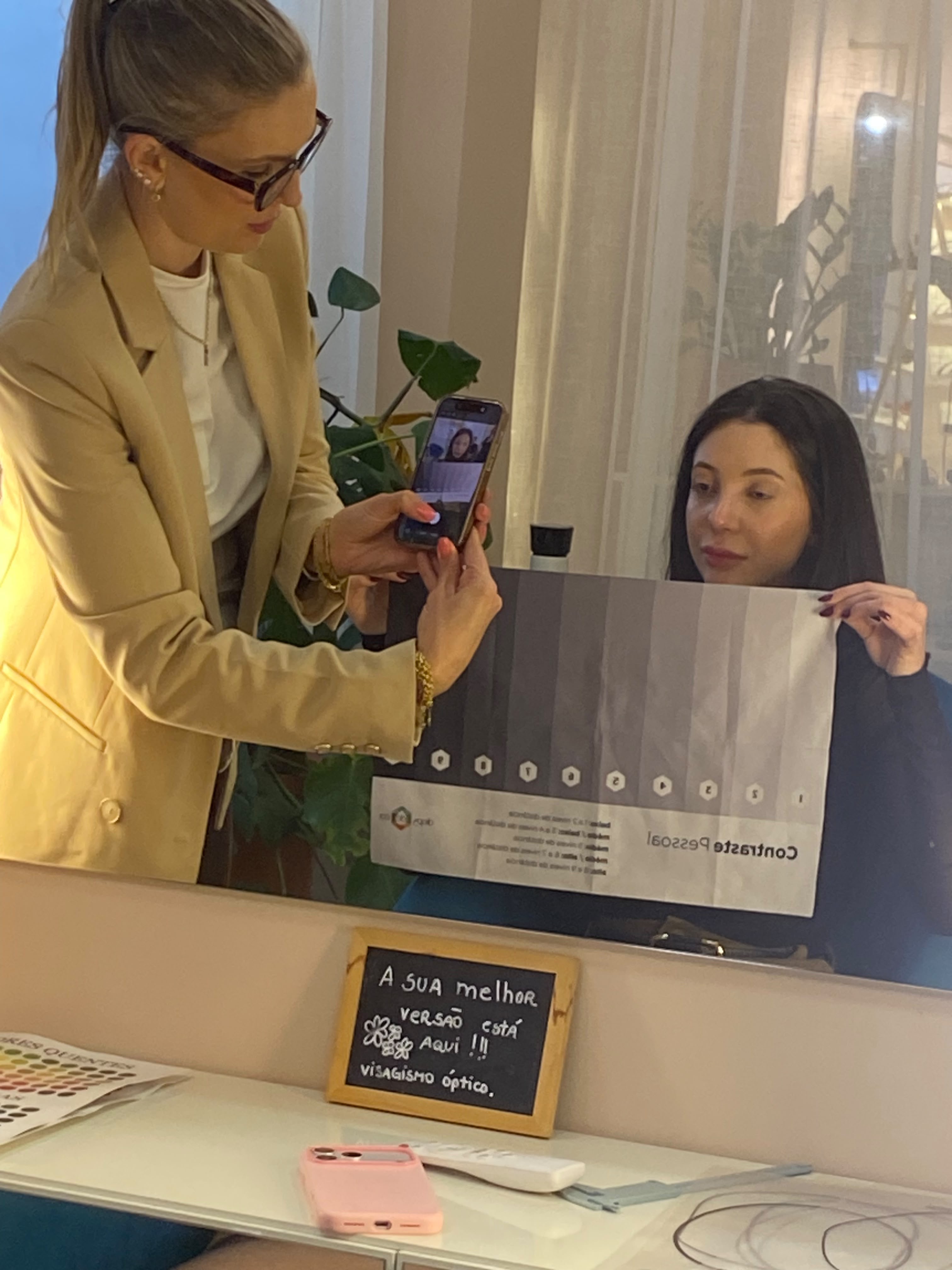 Giovana analisando o contraste pessoal de uma cliente com uma cartela